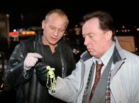 Tatort – Eine Imbißbude wurde in Brand gesetzt. Wenig später kann die Polizei nur noch den Tod des Besitzers feststellen. Am Tatort finden die Kommissare Ehrlicher (Peter Sodann, re.) und Kain (Bernd Michael Lade, li.) nur eine Spur: Ein Miniaturskelett mit der Aufschrift "Wer nicht zahlen will, muß fühlen". Geht es um Schutzgelderpressung in Dresden?