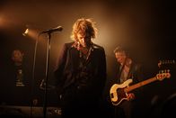 KinoFestival im Ersten: Rickerl - Musik is höchstens a Hobby – Von links: Keyboarder (Markus Marageter), Erich "Rickerl" Bohacek (Voodoo Jürgens) und Bassist (Klaus Kircher) kurz vor dem Auftritt bei einer Hochzeit.