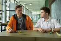 In aller Freundschaft – Florian Lehnert (Oleg Tikhomirov, li.) erzählt Kris Haas (Jascha Rust, re.) wie sehr die Krankheit seiner Freundin ihre Liebe und ihr Leben beeinflussen.