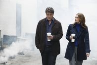 Castle – Im Verlauf der Ermittlungen kommen sich Richard Castle (Nathan Fillion, l.) und Kate Beckett (Stana Katic, r.) wieder etwas näher ...