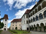 Traumschlösser und Ritterburgen – Schlosshof Schloss Seggau in der Steiermark.