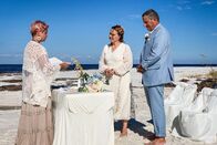 Auf und davon – Melanie Tscharner führt eine Zeremonie am Strand durch.