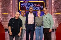 Wer weiß denn sowas? – Moderator Kai Pflaume (M.) und seine Rateteam-Kapitäne Bernhard Hoëcker (l.) und Wotan Wilke Möhring (r.) begrüßen in dieser Sendung den Schauspieler und Regisseur Moritz Bleibtreu (2.v.l.) und die Schauspielerin Caro Cult (2.v.r.).