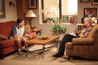 Two and a Half Men – Charlie (Charlie Sheen, l.) sagt seiner Freundin Chelsea, dass er sie liebt. Er ist irritiert, als sie seine Worte nicht erwidert, sondern sich nur bei ihm bedankt. Damit ist die Beziehung für ihn aus dem Gleichgewicht geraten. Als seine Psychiaterin Dr. Freeman (Jane Lynch, r.) ihm keine Beruhigungspillen verschreiben will, greift er zur Selbsthilfe ...