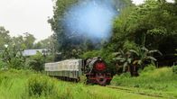 Mit dem Zug ... – Eine Dampflok der englischen Vulcan Foundry aus den 50er Jahren steht vor den restaurierten Reisezugwagen der North Borneo Railway.
