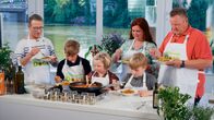 Die Ernährungs-Docs – Kochkurs mit dem Ernährungs-Doc: Matthias Riedl hat Familie O. vorab gefragt, was sie gerne essen. Ein perfektes Rezept für alle: Zucchini-Dinkel-Spaghetti mit Linsen-Bolognese.