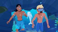 Zoom - Der weiße Delfin – Auru und Yann sind mit Zoom unter Wasser unterwegs, als sie eine geheimnisvolle Truhe entdecken. In ihr befindet sich ein Tiki aus Jade. Auru und Yann bringen den Tiki ins Dorf. Sie ahnen nicht, dass sie damit einen Fluch freisetzen.