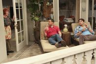 Two and a Half Men – Alan (Jon Cryer, Mi.) und Walden (Ashton Kutcher, re.)