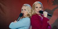 Based on a True Story - Sprich oder stirb! – Sister in Crime #2 (Jessica St. Clair., l.); Sister in Crime #1 (June Diane Raphael, r.)