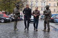 Die Chefin – Maximilian Murnau (Christoph Schechinger, l.) und Paul Böhmer (Jürgen Tonkel, r.) betreten den Ort des Überfalls.