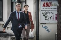 Detective Grace – DS Norman Potting (Craig Parkinson) und DS Bella Moy (Laura Elphinstone) wissen: Der Unfallverursacher war mit einem blauen Pick-up unterwegs. Die Spur führt in eine Autowerkstatt.