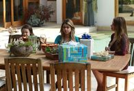 Modern Family – Aubrey Anderson-Emmons (Lily Tucker-Pritchett), Sarah Hyland (Haley Dunphy), Sofía Vergara (Gloria Delgado).