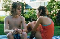 Der Badeanzug – Emil (Yannick Laux) tröstet Noa (Lara Cocron). Die einfühlsame Darstellung der ersten zaghaften Schritte eines Mädchens ins Jugendalter gewann den Österreich Wettbewerb bei den „Vienna Shorts“ 2025.