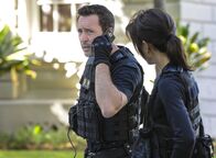 Hawaii Five-0 – Als Steve (Alex O'Loughlin l.) und Kono (Grace Park, r.) erfahren, dass mehrere Waffen von einem Schießstand entwendet wurden, ist Vorsicht geboten ...