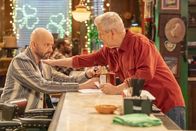 Extended Family – Jim Kearney (Jon Cryer, l.); Bobby Kearney (Lenny Clarke, r.)