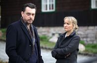 Steirerkreuz – Sascha Bergmann (Hary Prinz) „arbeitet“ an einem „Liebesrevival“ mit seiner Kollegin Eva (Eva Herzig) von der Spurensicherung.