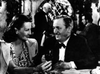 Filmschatz Österreich: Der Herr Kanzleirat – Susanne von Almassy (Marianne von Seewald), Hans Moser (Leopold Bachmayer).