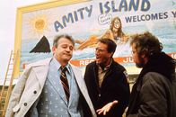 Der weiße Hai – Der Bürgermeister Vaughn (Murray Hamilton, l.) von Amity will die Warnungen von Polizeichef Brody (Roy Scheider, M.) und Meeresbiologe Hooper (Richard Dreyfuss, r.) nicht hören. Der 4. Juli steht vor der Tür, und er will die Badesaison nicht gefährden.