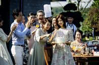 Parasite – Ki Jung (Park So-dam, 3. v. re.) ist sehr beliebt in der Familie Park (Lee Sun-kyun, Cho Yeo-jeong).