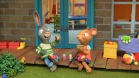 Pip und Posy – Pip und Posy haben Kresseköpfchen gezüchtet und genießen die Früchte ihrer Arbeit.