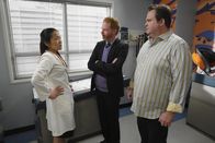 Modern Family – (v.li.) Suzy Nakamura (Dr. Miura), Jesse Tyler Ferguson (Mitchell Pritchett), Eric Stonestreet (Cameron Tucker).