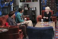 The Big Bang Theory – Als Raj (Kunal Nayyar, M.) und Howard (Simon Helberg, l.) der hübschen Claire (Alessandra Torresani, r.) bei einem Projekt helfen sollen, verguckt sich Raj in die intelligente Drehbuchautorin. Was wohl Emily dazu sagen wird?; Als Raj (Kunal Nayyar, M.) und Howard (Simon Helberg, l.) der hübschen Claire (Alessandra Torresani, r.) bei einem Projekt helfen sollen, verguckt sich Raj in die intelligente Drehbuchautorin. Was wohl Emily dazu sagen wird?