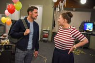 Walking on Sunshine – Moritz (Ferdinand Seebacher), Conny (Selina Graf).