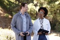 Navy CIS – Timothy McGee (Sean Murray, l.); Kasie Hines (Diona Reasonover, r.)