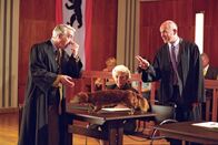 Edel & Starck – Eine haarige Angelegenheit: Felix (Christoph M. Ohrt, l.) vertritt Hildegard Müh (Ilse Zielstorff, M.), die sich ihren verstorbenen Dackel Jockel präparieren ließ und nun vor Gericht das Ergebnis anfechtet. Zu allem Elend reagiert Felix gegenüber Jockel höchst allergisch ...was Rechtsanwalt Bogner (Klaus Schindler, r.) nur Recht ist.