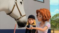 Wendy – Bianca hat von Luca Pferdemints geschenkt bekommen, mit denen sie Wendys Pferd Penny füttert.