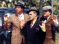 Die Olsenbande – Egon Olsen (Ove Sprogøe, Mitte) und seine Kumpanen Benny (Morten Grunwald, li.) und Kjeld (Poul Bundgaard) geben sich geschlagen. ARD/DEGETO - honorarfrei fuer Ankuendigungen und Veroeffentlichungen im Zusammenhang mit genannter Sendung bei Nennung: ARD/DEGETO (S 2), Presse und Programmbetreuung (069) 1509-334 oder -335
