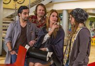 Danni Lowinski – Lydia Tretschock (Esther Schweins, 2.v.r.) weiß, wie sie Nils (Oliver Fleischer, 2.v.l.), Orkan (Orhan Müstak, l.) und Hashtag (Anjorka Strechel, r.) auf ihre Seite ziehen kann ...