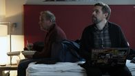 Check Check – Udo Rothe (Uwe Preuss, l.); Jan Rothe (Klaas Heufer-Umlauf, r.)