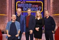 Wer weiß denn sowas? – Moderator Kai Pflaume (M.) und seine Rateteam-Kapitäne Bernhard Hoëcker (l.) und Wotan Wilke Möhring (r.) begrüßen in dieser Sendung, einem "Weihnachts-Special 2025", den Opernsänger Michael Volle (2.v.l.) und die Opernsängerin Gabriela Scherer (2.v.r.).