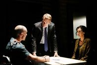 The Blacklist – Viktor (Adam McNulty, l.), Donald Ressler (Diego Klattenhoff), Samar Navabi (Mozhan Marnň)