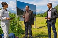 Watzmann ermittelt – Gustl Herzog (Komparse, liegend), der Souvenirkönig von Berchtesgaden, wird erstochen aufgefunden. Beissl (Andreas Giebel, 2.v.r.), Jerry (Peter Marton, r.) und die "Spusi" Sonja Bitterling (Genoveva Mayer, l.) untersuchen den Tatort. Weiteres Bildmaterial finden Sie unter www.br-foto.de.