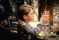 Extant – Gute-Nacht-Geschichten, Spiele und Co.: Ethan (Pierce Gagnon) baut Vertrauen zu Odin auf. Ein fataler Fehler für das Roboterkind?