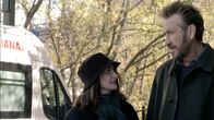 Der Kommissar und die Alpen – Gerichtsmedizinerin Michela Gambino (Lorenza Indovina) schildert Rocco Schiavone (Marco Giallini) ihre eigene Sicht der Dinge.