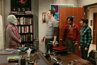 The Big Bang Theory – Es ist Halloween: Howard (Simon Helberg, r.), Raj (Kunal Nayyar, 2.v.r.) und Leonard (Johnny Galecki, l.) spielen Sheldon (Jim Parsons, 2.v.l.) einen Streich, bei dem er nicht nur in Ohnmacht fällt, sondern sich auch in die Hose macht. Doch Rache ist süß ...