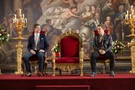 The Royals – Veränderungen am Hofe stehen an: Prinz Robert (Max Brown, l.) und Prinz Liam (William Moseley, r.) ...
