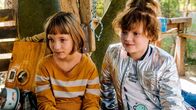 Mein Lotta-Leben - Alles Bingo mit Flamingo – Lotta (Meggy Hussong, l.) und Cheyenne (Yola Streese, r.) in ihrem Club-Baumhaus beraten sich über die Einladung von Berenike.