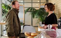 In aller Freundschaft – Robert Hubmann (Tino Mewes) fragt Linda Schneider (Isabel Varell), ob sie nicht Lust hätte, bei ihm zu arbeiten Er sucht dringend eine fähige Unterstützung für seinen neueröffneten Essblüten-Laden in Berlin. Linda schmeichelt das Angebot sehr, doch sie lehnt ab.