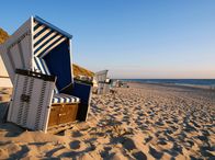 Sylt - eine Insel, ein Mythos – Eines der beliebtesten Reiseziele der Hessen: Sylt. Blick auf den Strand bei Wenningstedt auf der Insel Sylt.