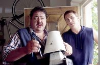 Die Rosenheim-Cops – Kommissar Satori (Markus Böker, re.) wohnt bei Kommissar Hofer (Joseph Hannesschläger) zur Untermiete. Ein kaputter Boiler, seit Monaten nur notdürftig repariert, führt zum totalen Zerwürfnis zwischen den beiden Rosenheim-Cops.