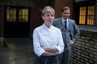 Im Rausch der Sterne – Lassen sich auf Adam ein, obwohl sie wissen, dass sie ein großes Risiko eingehen: Restaurant-Besitzer Tony (Daniel Brühl, r.) und Nachwuchsköchin Helene (Sienna Miller, l.) ...