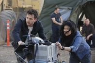 Scorpion – Nach 45 Jahren wird in Vietnam ein Hinweis auf den Verbleib einer ganzen US-Army Truppe gefunden, doch Toby (Eddie Kaye Thomas, l.), Happy (Jadyn Wong, r.) und der Rest des Teams haben nur zwei Tage, bis an der Fundstelle etwas gebaut werden soll ...