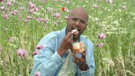 Yared kommt rum – Yared geniesst ein Mohneis mitten im Mohnfeld