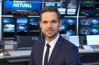 SWR Aktuell Baden-Württemberg – SÜDWESTRUNDFUNK SWR Aktuell Baden-Württemberg - Georg Bruder Die Nachrichten "SWR Aktuell" im SWR Fernsehen informieren mehrfach täglich über alles Wichtige aus dem Südwesten und der Welt. Ab Mai 2019 in den Hauptnachrichten im wöchentlichen Wechsel mit Stephanie Haiber: Georg Bruder, hier in der Regie.