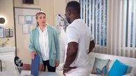 Rote Rosen – Britta (Jelena Mitschke, l.) und Hendrik (Jerry Kwarteng, r.) schaffen es nicht, die Verstimmung zwischen ihnen aus der Welt zu schaffen