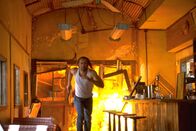 Con Air – Als die Con Air von den am meisten gefürchteten Verbrechern Amerikas entführt wird, beginnt für den Ex-Elitesoldaten und Ex-Knacki Cameron Poe (Nicolas Cage) ein mörderischer Kampf ums Überleben ...